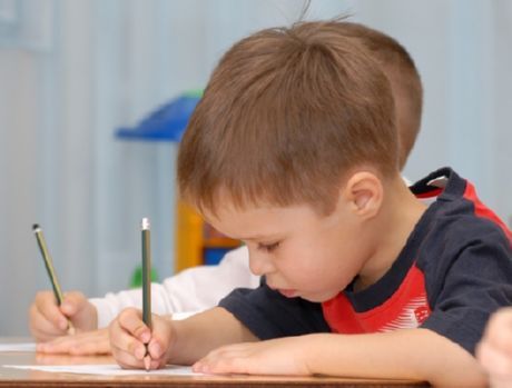 Πώς να διδάξετε ένα παιδί να γράψει είναι ένα πρόβλημα για πολλούς νέους γονείς